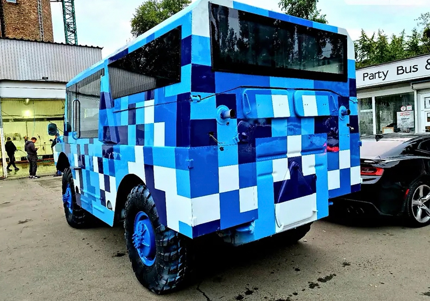 В Киеве продается уникальная бронемашина с комфортом лимузина 2