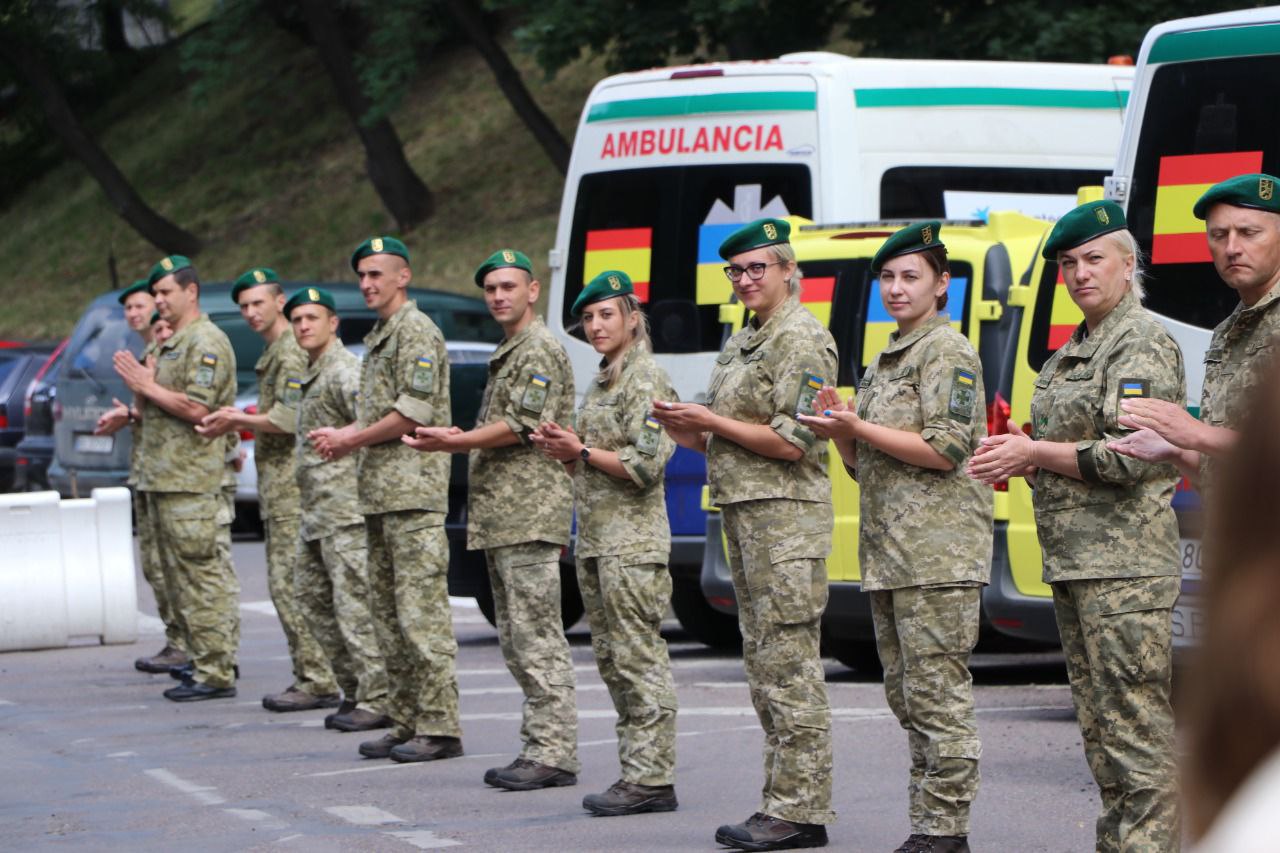 Испанские волонтеры привезли в Украину внедорожники и «‎скорые»‎ 1
