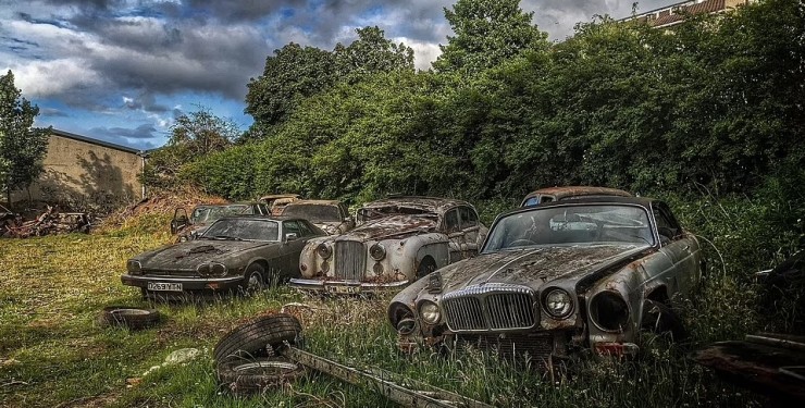 В Великобритании обнаружили заброшенную коллекцию ретро-автомобилей (фото) 1