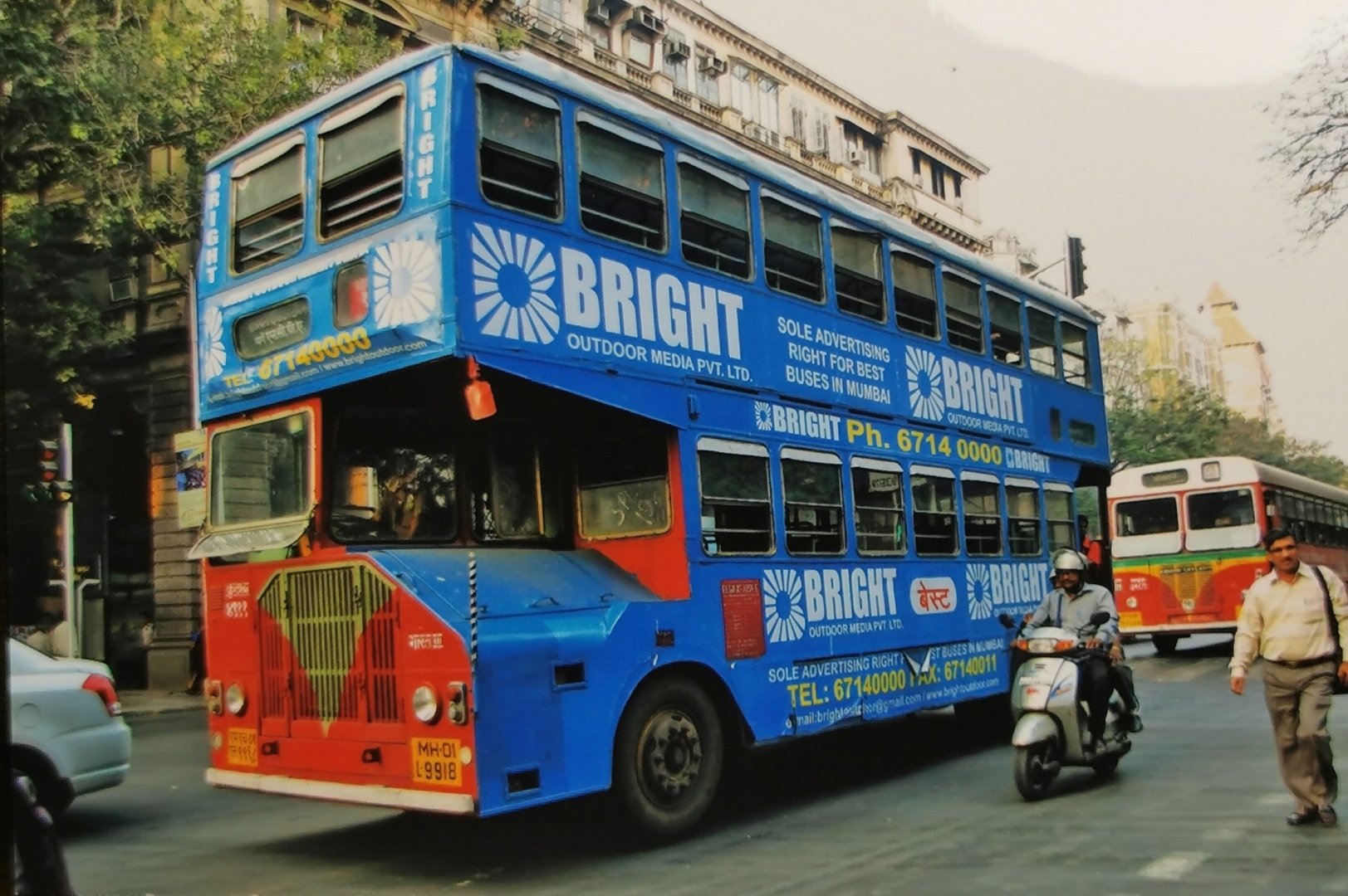 Ashok Leyland с кузовом Anthony Auto Coach Builders на улицах Мумбаи, 2011 г. Фото автора. 