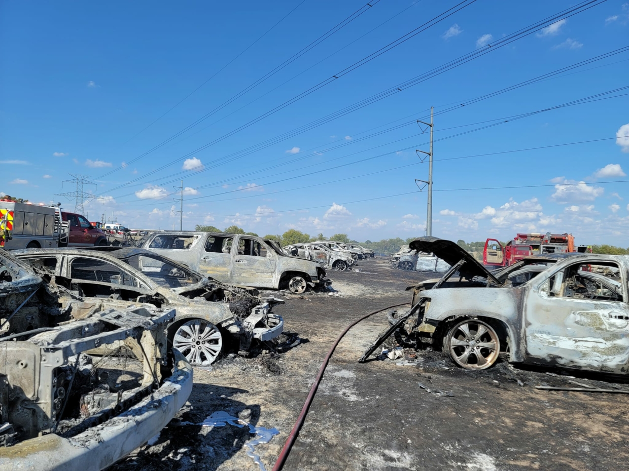 Сгорело 73 машины: ярмарка закончилась масштабным пожаром 