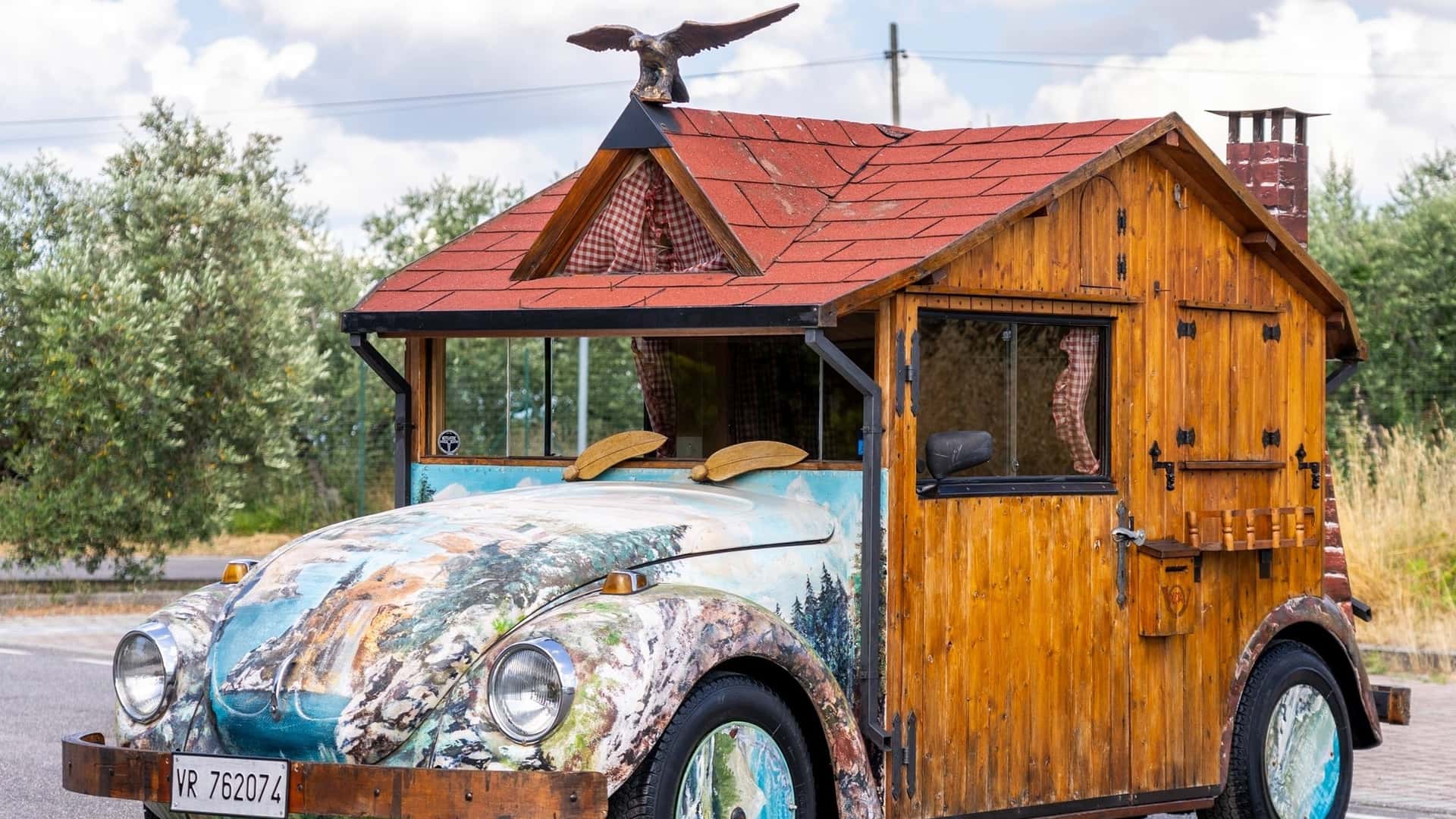 Volkswagen Beetle превратили в очень странный «дом на колесах»