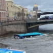 У російському Санкт-Петербурзі автобус із пасажирами вилетів у річку: багато загиблих (відео)