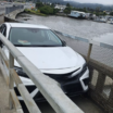 Пьяный водитель Toyota Camry допустил ошибку и застрял на пешеходном мосту (фото)
