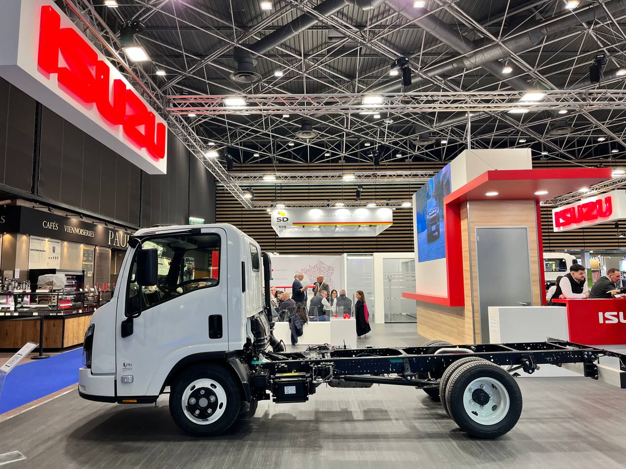 На європейський ринок вийшла вантажівка Isuzu з незвичайною кабіною (відео)