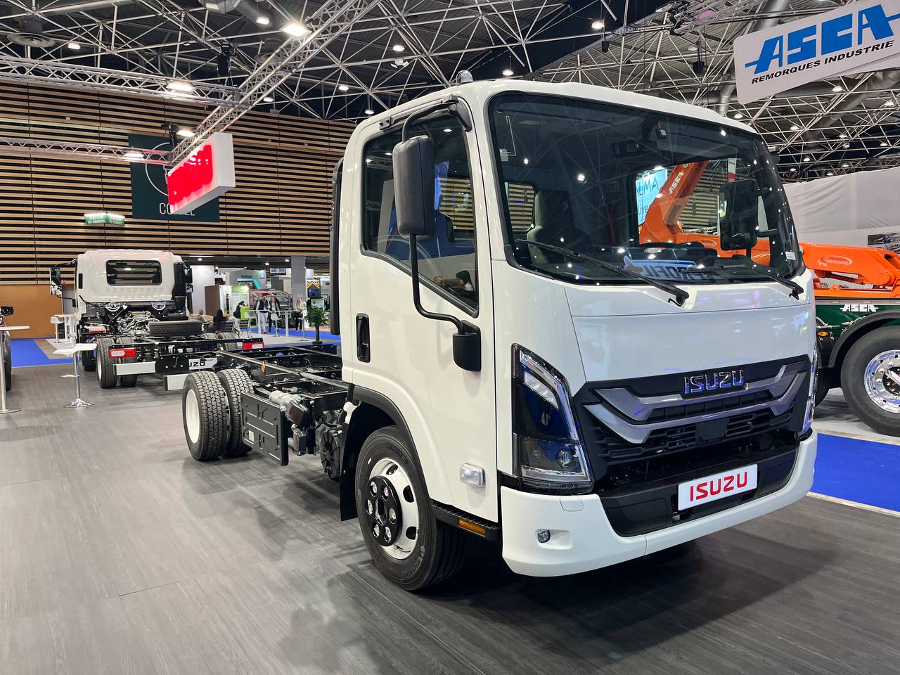 На європейський ринок вийшла вантажівка Isuzu з незвичайною кабіною (відео)