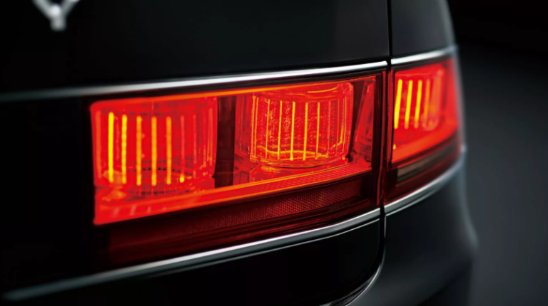 Покращена безпека та сучасна мультимедія: Toyota оновила флагманський Century