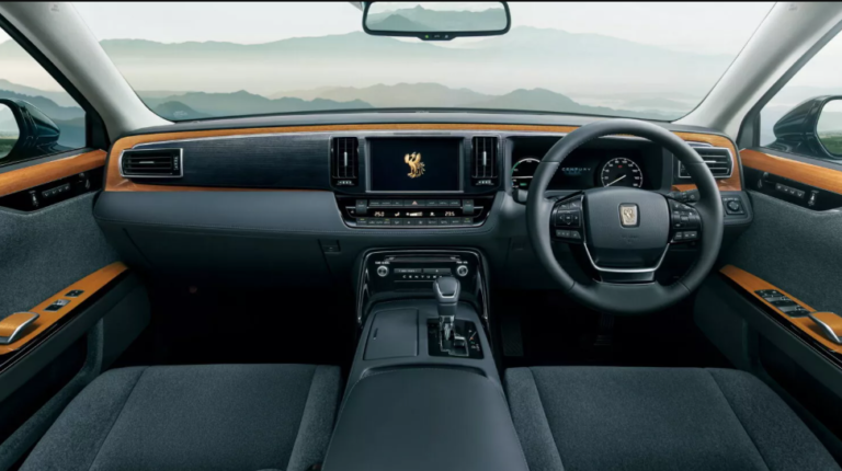 Покращена безпека та сучасна мультимедія: Toyota оновила флагманський Century