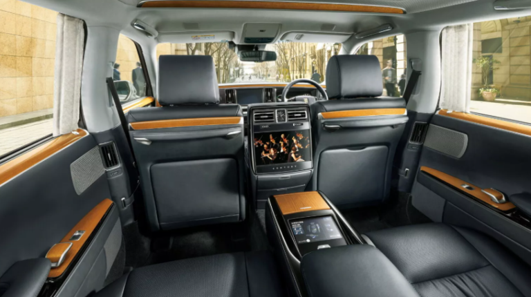 Покращена безпека та сучасна мультимедія: Toyota оновила флагманський Century