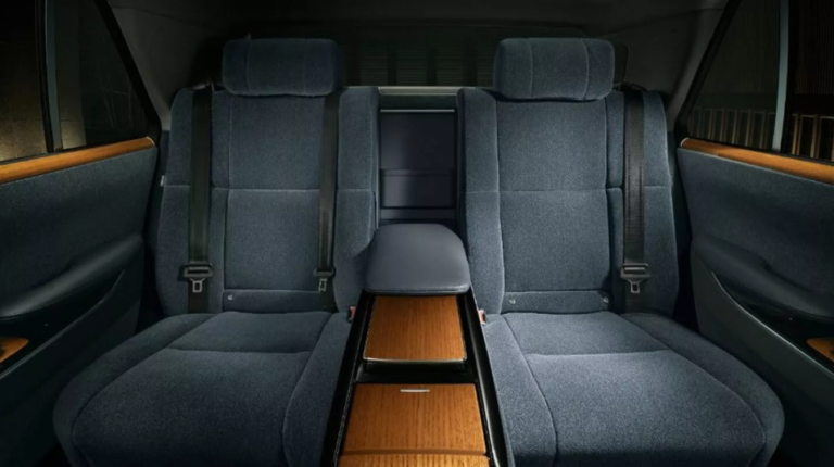 Покращена безпека та сучасна мультимедія: Toyota оновила флагманський Century