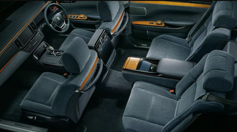 Покращена безпека та сучасна мультимедія: Toyota оновила флагманський Century